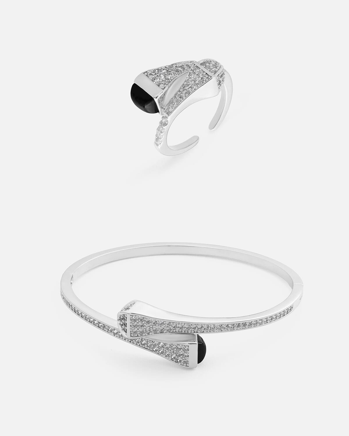 ‎ طقم نسائي مميز بلون فضي